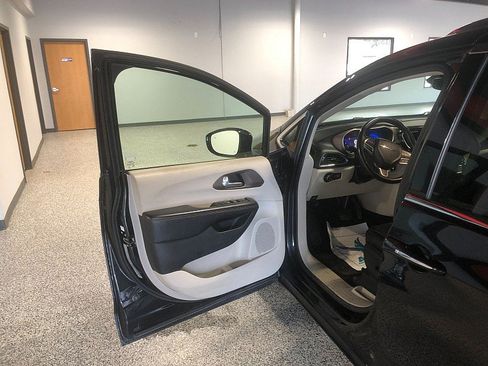 Used 2018 Chrysler Pacifica Touring-L Plus FWD image 10