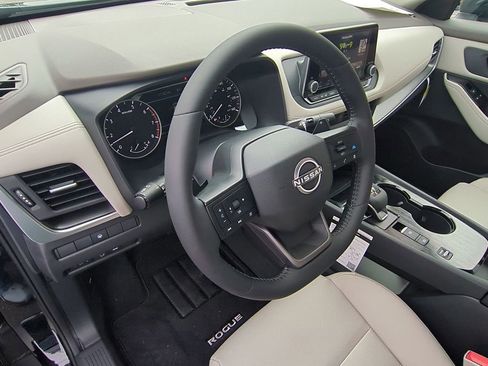 Certified 2026 Nissan Rogue SV w/ SV Premium Package image 15