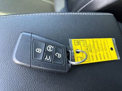 Used 2024 Volkswagen Tiguan SE w/ Panoramic Sunroof Package AWD/4WD image 25