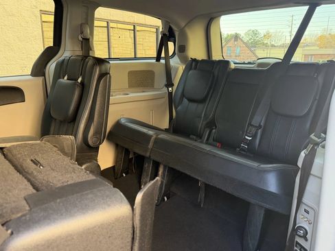 Used 2014 Chrysler Town & Country Touring FWD image 30