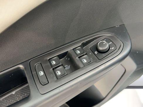 New 2026 Volkswagen Taos SE image 13