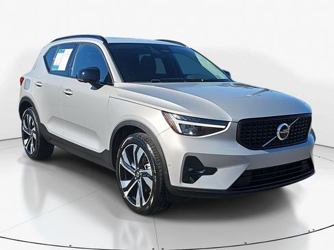 Used 2025 Volvo XC40 B5 Plus image 2