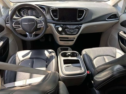 Used 2024 Chrysler Pacifica Limited FWD image 18