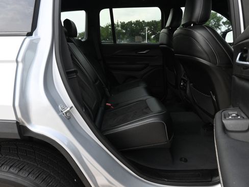 Used 2023 Jeep Grand Cherokee Altitude AWD/4WD image 23