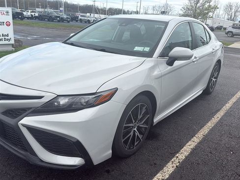Used 2022 Toyota Camry SE w/ Cold Weather Package AWD/4WD image 4