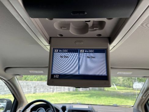 Used 2011 Volkswagen Routan SE FWD image 29
