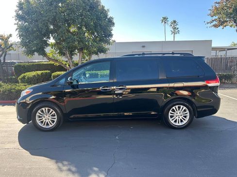 Used 2011 Toyota Sienna XLE image 2