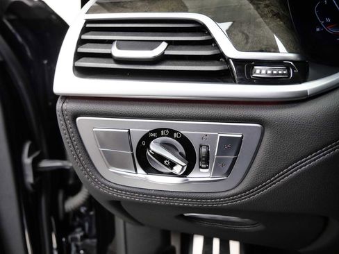 Used 2022 BMW 750i xDrive w/ M Sport Package image 33