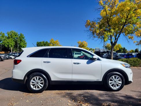 Used 2019 Kia Sorento LX image 2