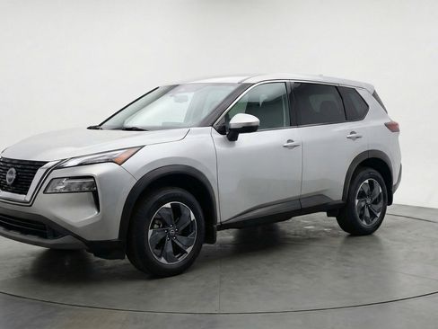 Used 2025 Nissan Rogue SV image 3