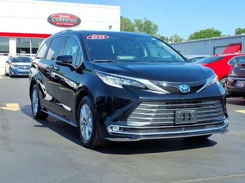 Certified 2022 Toyota Sienna Limited AWD/4WD image 3