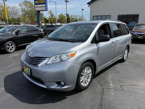 Used 2016 Toyota Sienna XLE w/ XLE Navigation Package FWD image 87