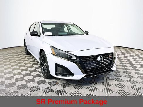 Certified 2023 Nissan Altima 2.5 SR w/ SR Premium Package FWD image 4