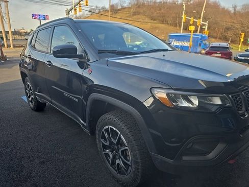 Used 2025 Jeep Compass Trailhawk image 2