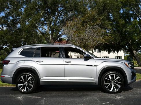 Used 2025 Volkswagen Atlas SEL Premium R-Line image 32