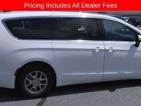 Used 2023 Chrysler Pacifica Touring-L FWD image 4