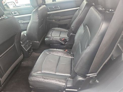 Used 2016 Ford Explorer XLT w/ Equipment Group 202A image 7