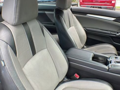 Used 2018 Honda Civic Touring image 9