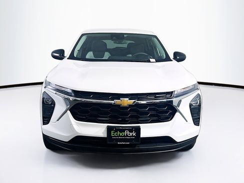 Used 2025 Chevrolet Trax LS FWD image 2