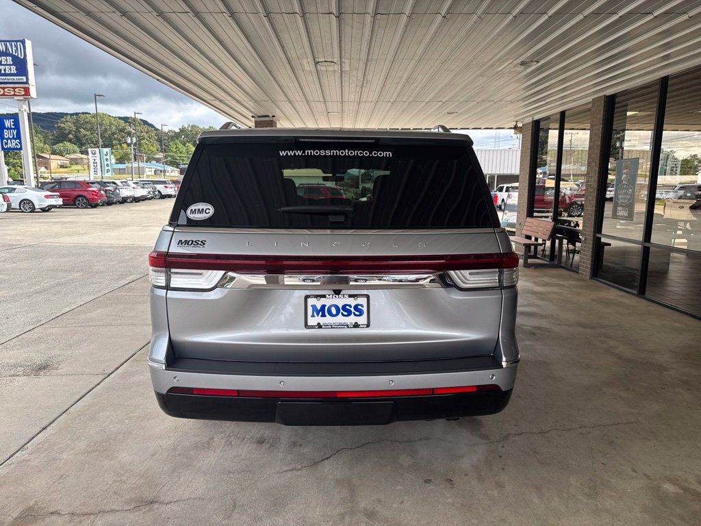 Used 2024 Lincoln Navigator Reserve AWD/4WD image 5