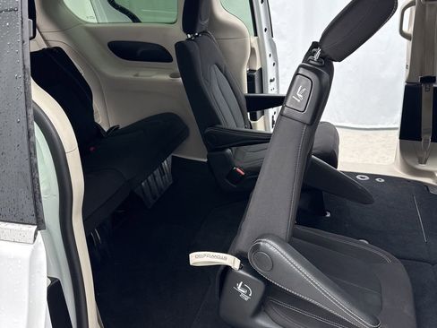 Used 2024 Chrysler Voyager LX FWD image 33