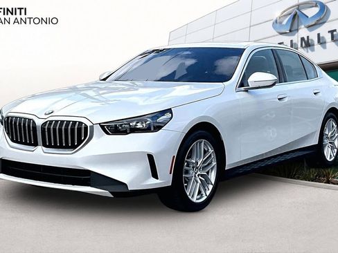 Used 2025 BMW 530i w/ Premium Package RWD image 14