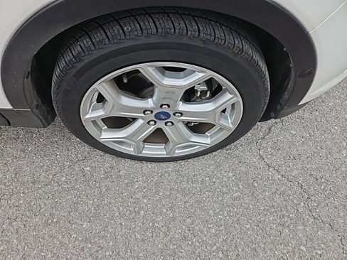 Used 2019 Ford Escape Titanium image 10