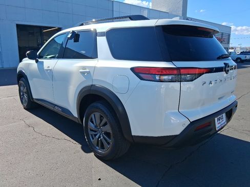 Used 2024 Nissan Pathfinder SV image 5