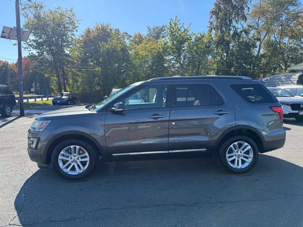 Used 2017 Ford Explorer XLT FWD image 3