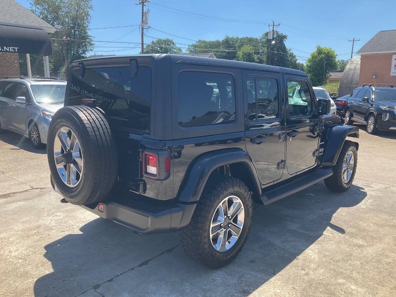Used 2020 Jeep Wrangler Unlimited Sahara AWD/4WD image 3