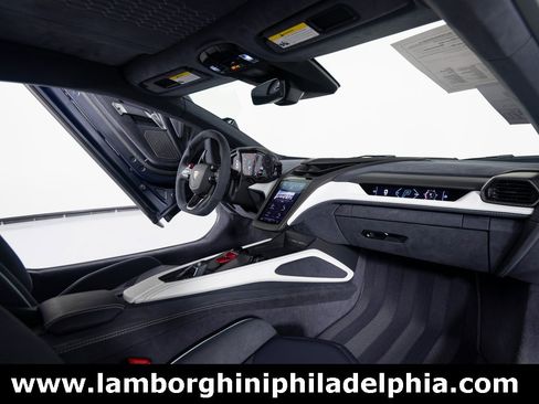 Used 2025 Lamborghini Revuelto image 31