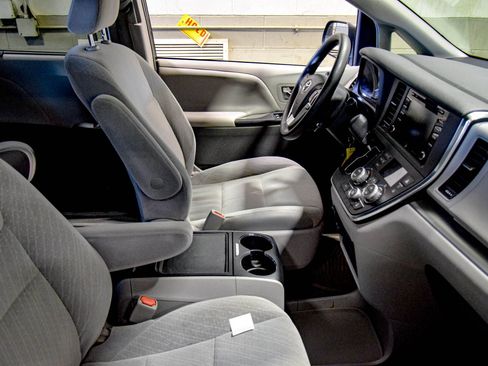Used 2019 Toyota Sienna LE FWD image 19