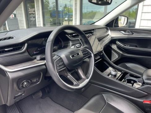 Used 2023 Jeep Grand Cherokee Limited w/ Black Appearance Package AWD/4WD image 8
