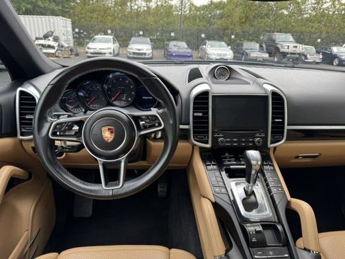 Used 2018 Porsche Cayenne w/ Premium Package image 23