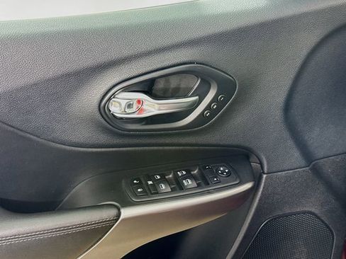 Used 2019 Jeep Cherokee Limited w/ Luxury Group image 18