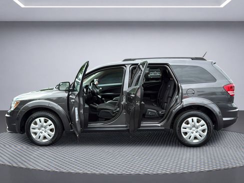 Used 2018 Dodge Journey SE w/ Connectivity Group FWD image 17
