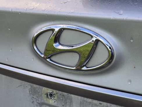 Used 2019 Hyundai Santa Fe SE image 11