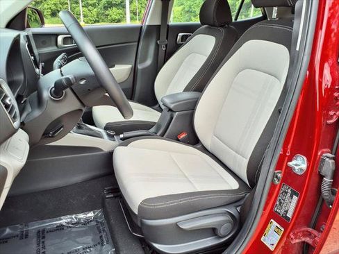Used 2025 Hyundai Venue SEL FWD image 9