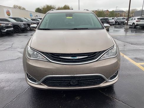 Used 2017 Chrysler Pacifica Platinum FWD image 2