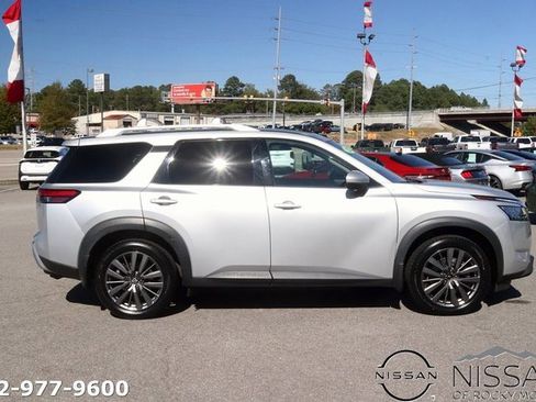 Used 2022 Nissan Pathfinder SL w/ SL Premium Package image 4