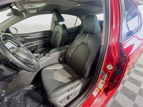 Used 2019 Toyota Camry L image 9