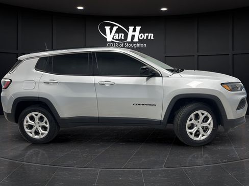 Used 2024 Jeep Compass Latitude AWD/4WD image 8