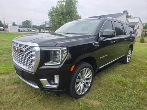 Used 2022 GMC Yukon XL Denali w/ Denali Premium Package AWD/4WD image 3