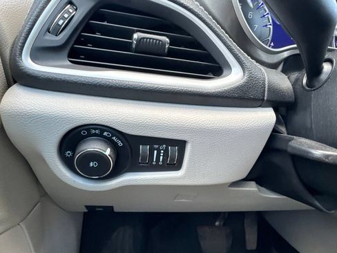 Used 2023 Chrysler Pacifica Touring-L w/ Uconnect Theater Family Group AWD/4WD image 23