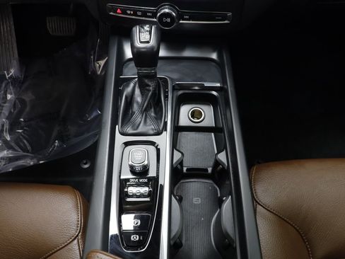 Used 2020 Volvo XC60 T5 Momentum image 12