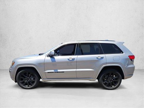 Used 2017 Jeep Grand Cherokee Altitude AWD/4WD image 7