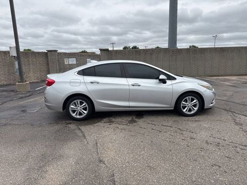 Used 2017 Chevrolet Cruze LT w/ Convenience Package FWD image 8