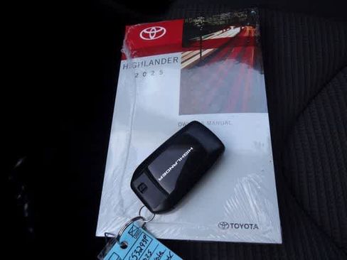 Used 2025 Toyota Highlander LE FWD image 36