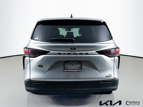 Used 2023 Toyota Sienna LE FWD image 6