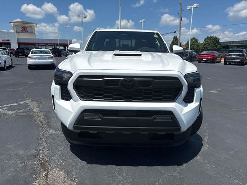 Used 2026 Toyota Tacoma TRD Sport w/ TRD Sport Upgrade Package AWD/4WD image 3